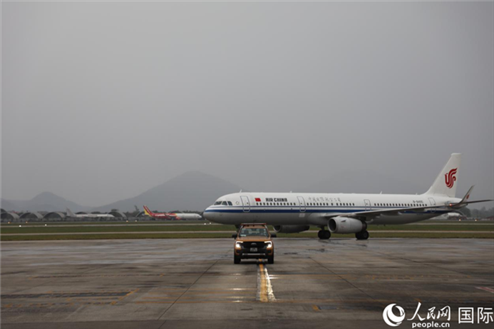 國(guó)航上?!觾?nèi)首班飛機(jī)抵達(dá)河內(nèi)內(nèi)排機(jī)場(chǎng)。人民網(wǎng)記者 楊曄攝
