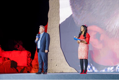 丹尼（左一）在“何以中國·五星出東方”網(wǎng)絡(luò)主題宣傳活動(dòng)現(xiàn)場(chǎng)演講。人民視頻供圖