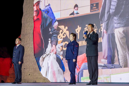 張曉波（右一）在“何以中國·五星出東方”網(wǎng)絡(luò)主題宣傳活動現(xiàn)場演講。人民視頻供圖