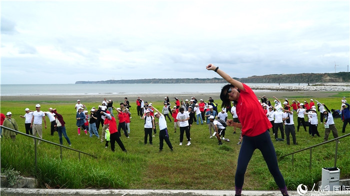 開跑前的熱身運動。人民網(wǎng) 蔣曉辰攝