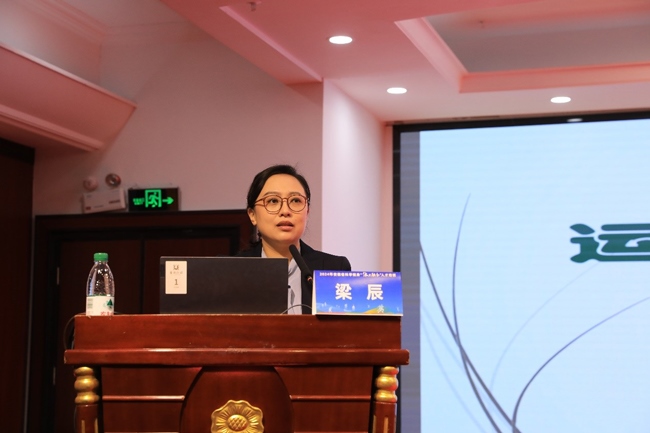 國(guó)家體育總局運(yùn)動(dòng)醫(yī)學(xué)研究所醫(yī)務(wù)監(jiān)督中心副主任、中國(guó)體育科學(xué)學(xué)會(huì)運(yùn)動(dòng)醫(yī)學(xué)分會(huì)副秘書(shū)長(zhǎng)梁辰授課。主辦方供圖