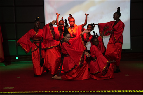 孔子學(xué)院的學(xué)生表演中國舞《昭君出塞》。主辦方供圖