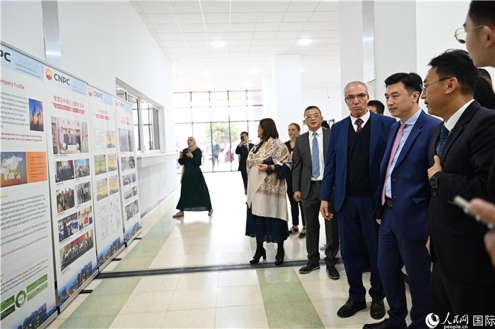 中企向阿爾及利亞大學(xué)捐贈電教設(shè)備圖片展。人民網(wǎng)記者 郝瑞敏攝