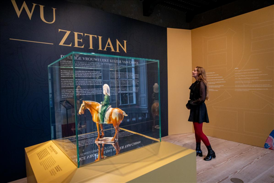 圖為觀眾在參觀“一代女皇武則天展”。（中華人民共和國駐荷蘭王國大使館供圖）