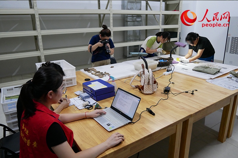 普查隊(duì)員們正在庫(kù)房?jī)?nèi)工作。人民網(wǎng)記者 韋衍行攝