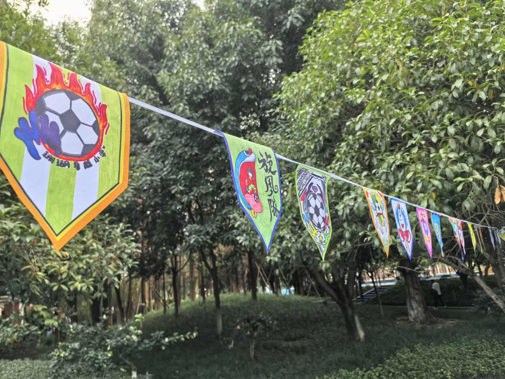 珊瑚魯能小學(xué)學(xué)生們手繪的“班超”隊(duì)徽。 人民網(wǎng)記者 楊磊攝