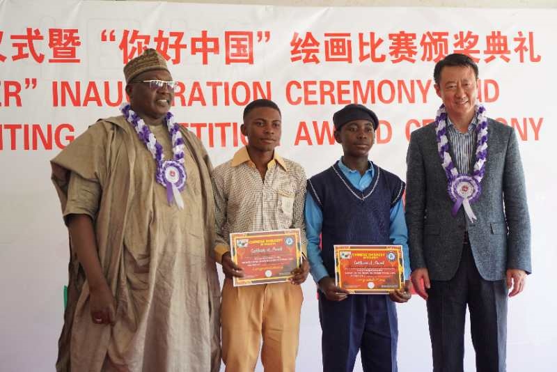 中國(guó)駐尼日利亞大使于敦海(右一)等為獲獎(jiǎng)學(xué)生頒獎(jiǎng) 尼日利亞中國(guó)文化中心供圖