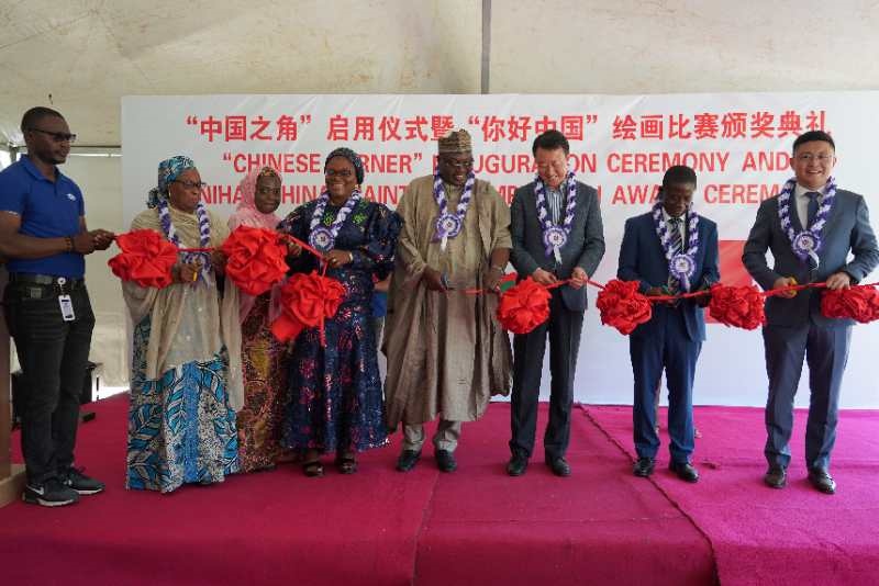 嘉賓為第13個(gè)“中國(guó)之角”剪彩 尼日利亞中國(guó)文化中心供圖