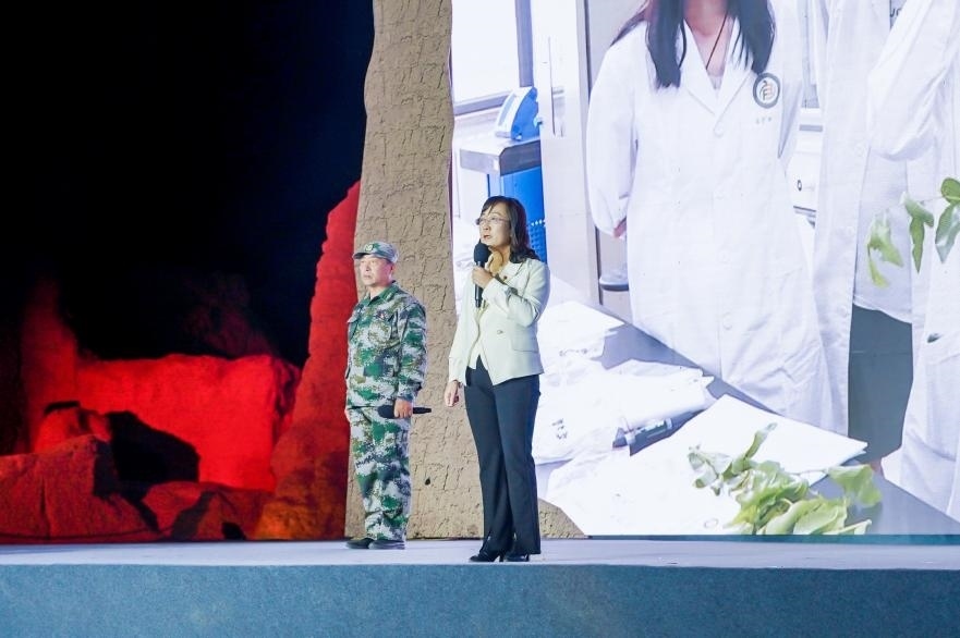 吳翠云（右一）在“何以中國·五星出東方”網(wǎng)絡(luò)主題宣傳活動現(xiàn)場演講。人民視頻供圖