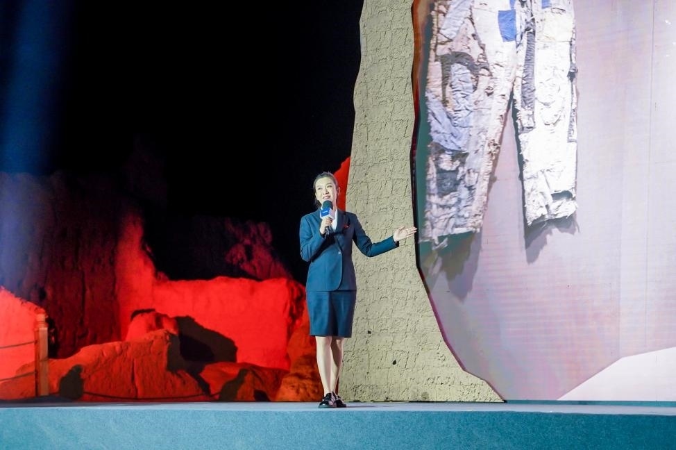 顧晨葉在“何以中國·五星出東方”網(wǎng)絡(luò)主題宣傳活動現(xiàn)場演講。人民視頻供圖