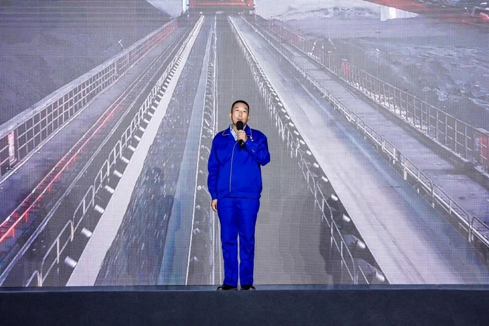 邵旭鵬在“何以中國·五星出東方”網(wǎng)絡(luò)主題宣傳活動現(xiàn)場演講。人民視頻供圖