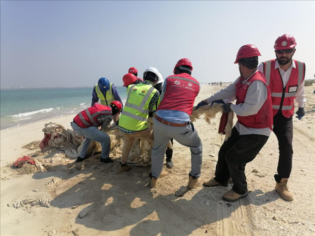 中國電建員工在撿拾海灘垃圾。中國電建供圖