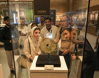 阿聯(lián)酋青年在良渚文化博物院參觀。中國銀行供圖