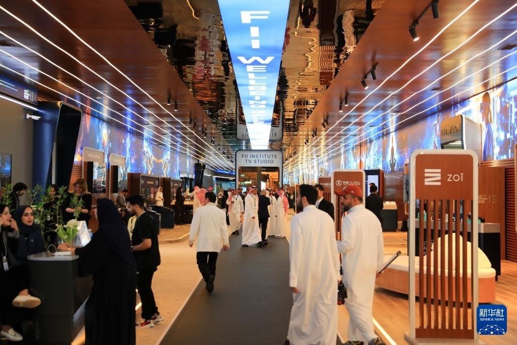 10月31日，在沙特阿拉伯首都利雅得，人們參加第八屆沙特“未來(lái)投資倡議”大會(huì)。新華社記者 隋先凱 攝