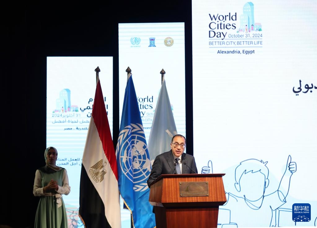 10月31日，在埃及亞歷山大，埃及總理馬德布利在活動上致辭。新華社記者 王東震 攝