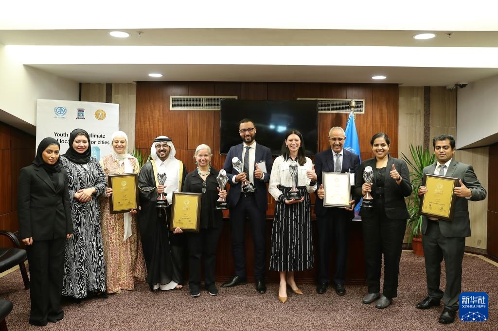 10月31日，在埃及亞歷山大，獲得第二屆全球可持續(xù)發(fā)展城市獎（上海獎）的城市代表合影。新華社記者 王東震 攝