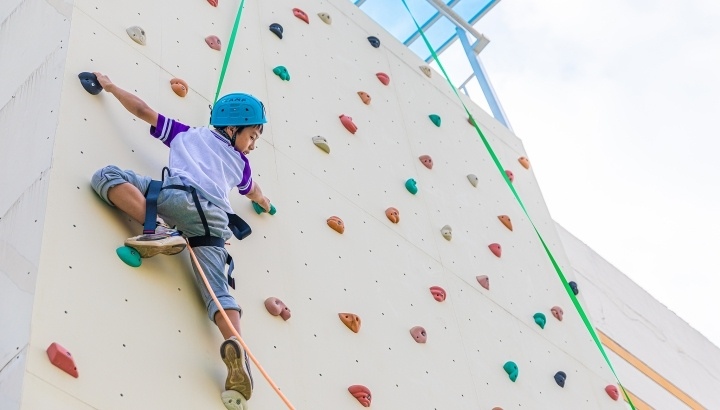 浙江臺(tái)州，正在學(xué)習(xí)攀巖課程的小學(xué)生