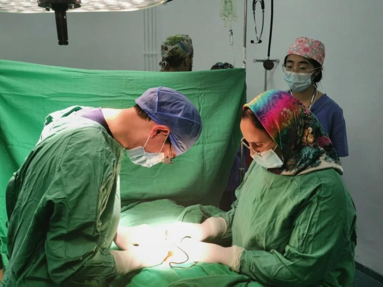 中國醫(yī)療隊員與當地醫(yī)生合作開展手術。第196批中國援助摩洛哥醫(yī)療隊塞達特分隊供圖