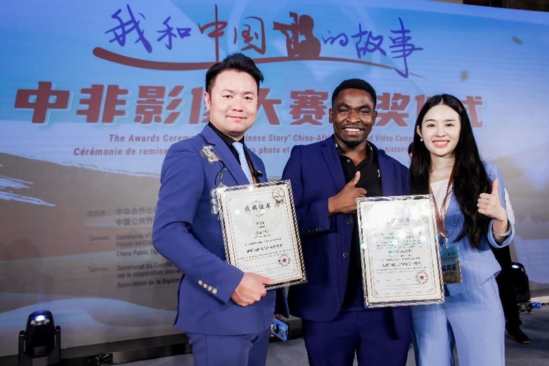 王曉樂(lè)（中）與其他嘉賓合影。主辦方供圖