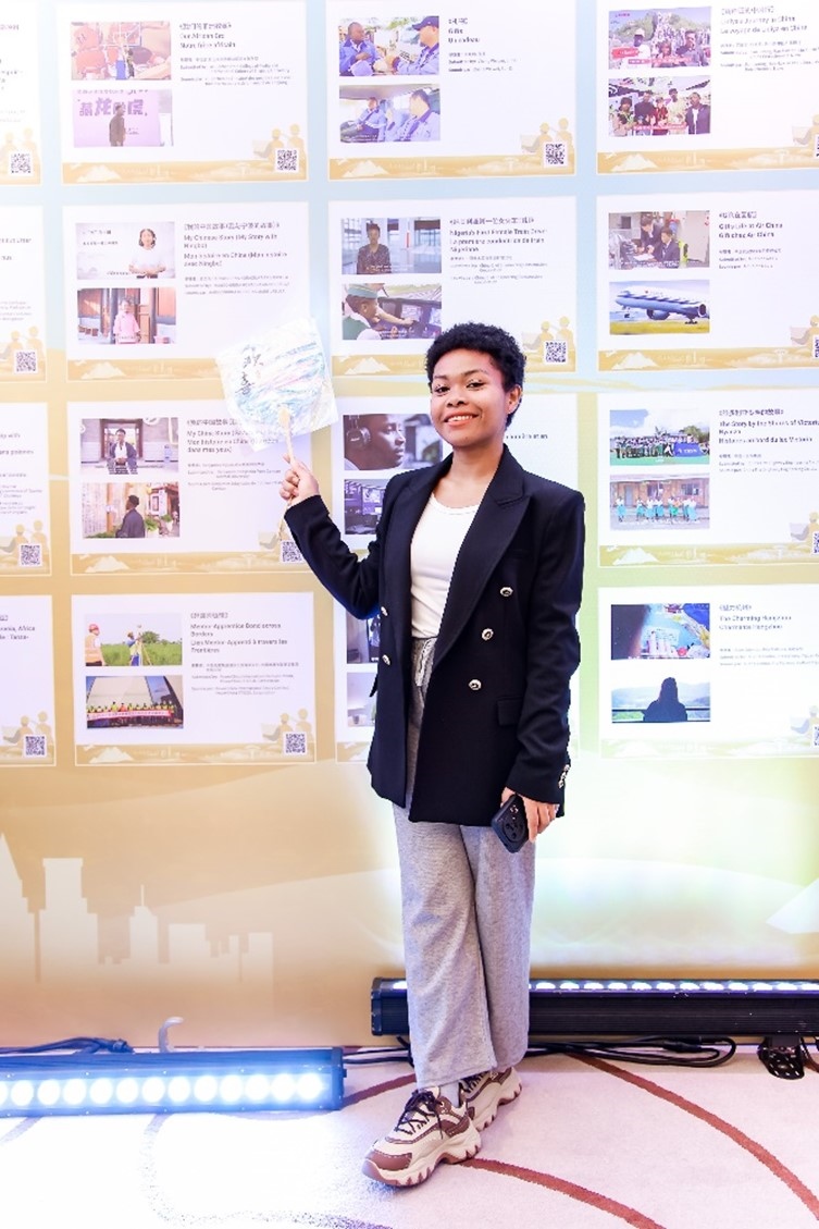 愈靈兒和她的作品合影。主辦方供圖