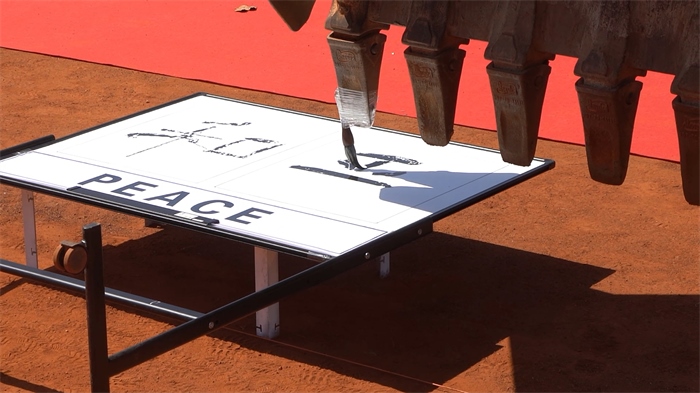 工程機(jī)械表演寫書法。王皓宇攝