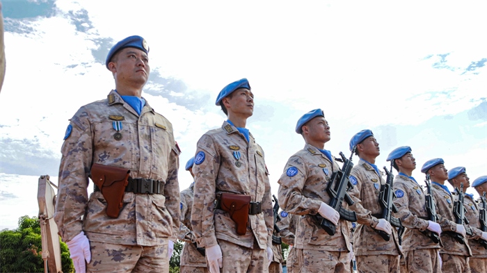 維和官兵整齊列隊(duì)。鄧原淘攝