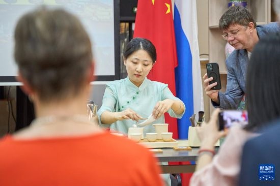 這是11月2日在俄羅斯符拉迪沃斯托克的活動現(xiàn)場拍攝的茶藝表演。新華社發(fā)（郭飛洲攝）