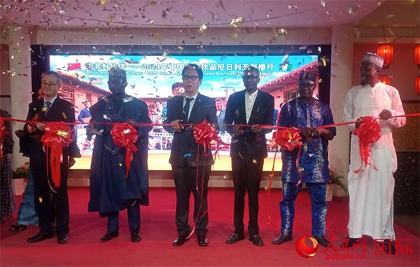 嘉賓們?yōu)橛耙曊共ピ禄顒蛹舨?。人民網(wǎng)記者 姜宣攝