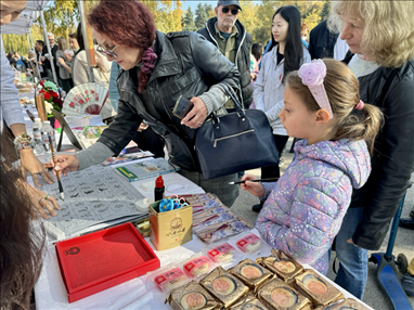 活動現(xiàn)場外賓體驗中國書法。 中國駐保加利亞大使館供圖。
