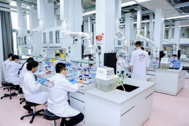 中外學(xué)生同堂做實(shí)驗(yàn)。深北莫供圖