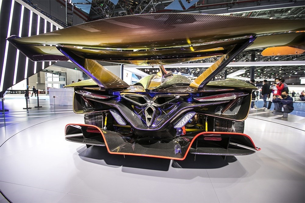 2020年11月5日，上海，來(lái)自德國(guó)的全球首款全碳纖維跑車亮相進(jìn)博會(huì)。該車總重量只有1250KG。