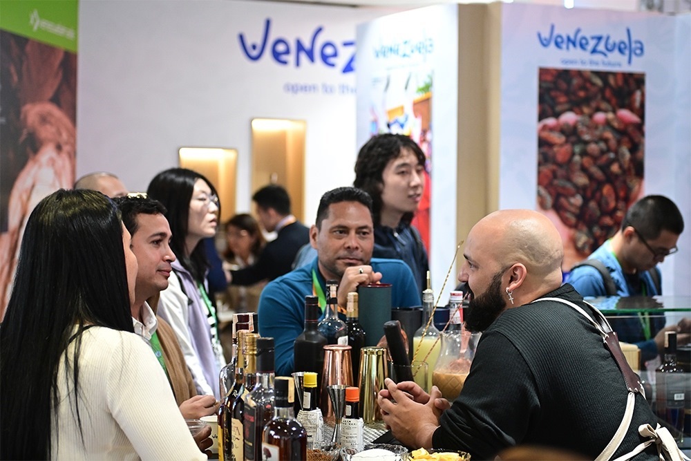 2023年11月9日，上海，觀眾在進(jìn)博會(huì)委內(nèi)瑞拉館參觀、交流、洽談。