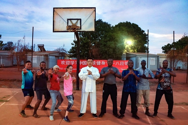 組織八段錦教學(xué)。王軍杰 攝