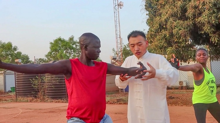 細(xì)心指導(dǎo)動(dòng)作。馬騫攝