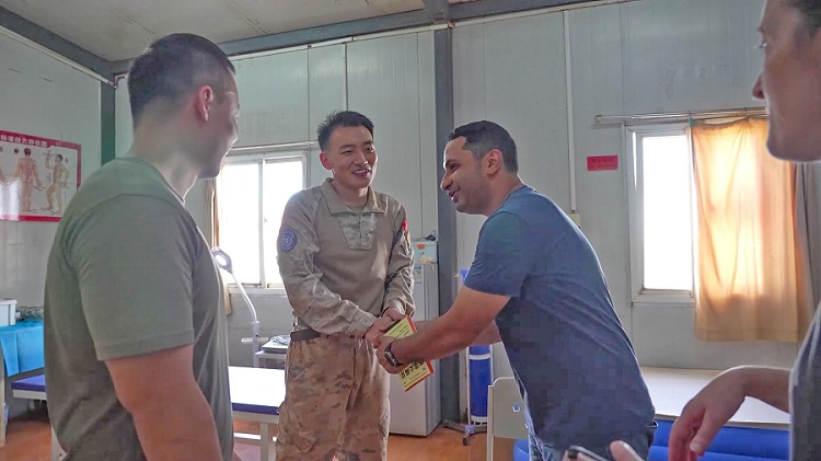 外國(guó)友人致謝。王軍杰攝