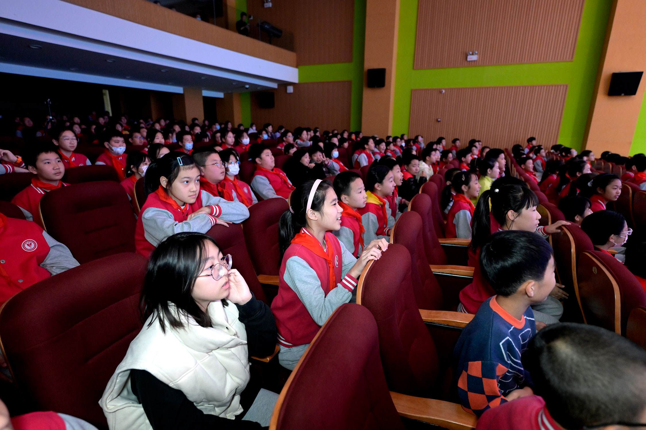 花校區(qū)學(xué)生現(xiàn)場歡呼照片。主辦方供圖