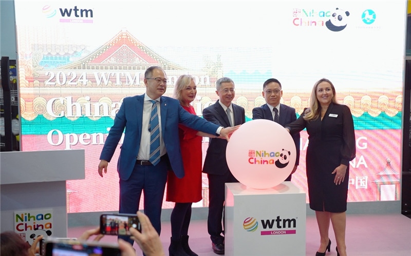 中外嘉賓為中國館開幕點亮水晶球。吳若鳴攝