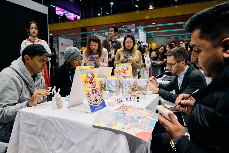 觀眾參加“兔兒爺”手工坊。楊浩鵬攝