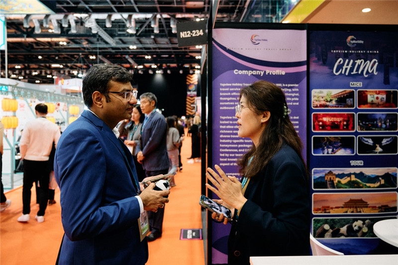 “中國館”展區(qū)現(xiàn)場洽談。 楊浩鵬攝