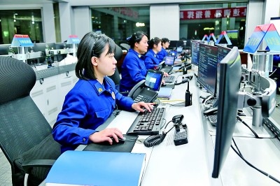 廣東省廣州市消防救援支隊指揮中心的接警調度員24小時待命。圖片由國家消防救援局提供