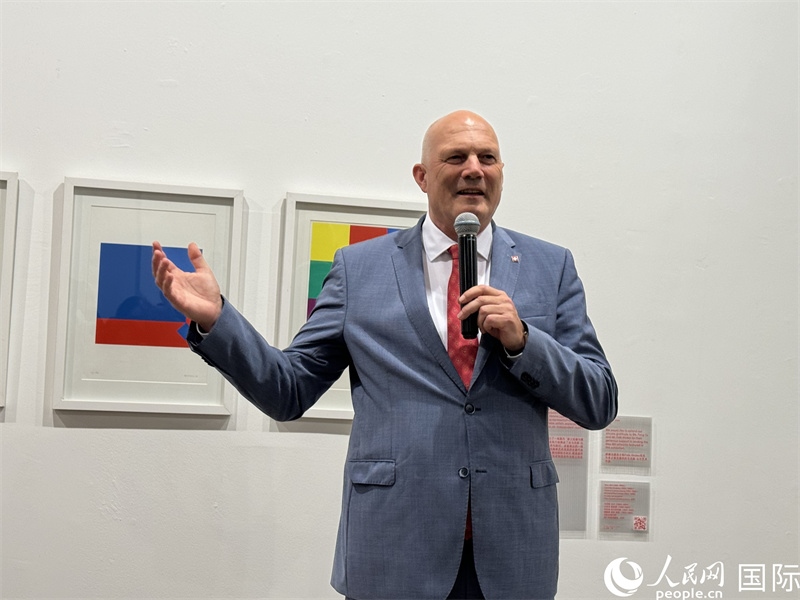 11月8日，瑞士駐華大使白瑞誼在“瑞士經(jīng)典設(shè)計(jì)展”開幕式上發(fā)表致辭。（人民網(wǎng) 謝瑩攝）