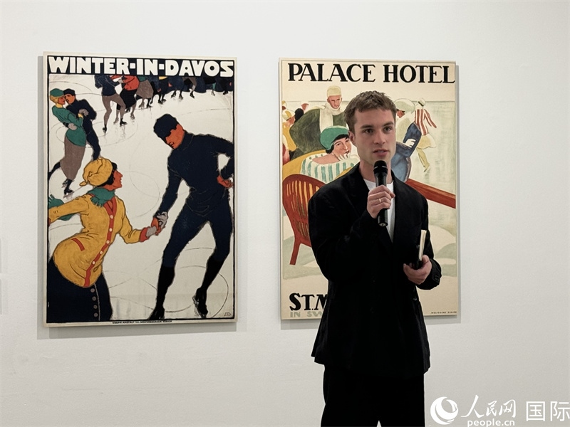 11月8日，“瑞士經(jīng)典設(shè)計(jì)展”策展人言照壁向與會(huì)嘉賓導(dǎo)覽。（人民網(wǎng) 謝瑩攝）