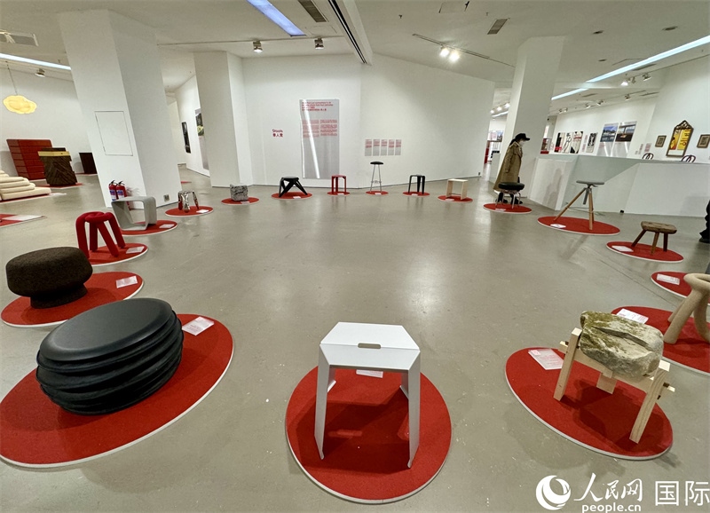 11月8日，瑞士經(jīng)典設(shè)計(jì)展現(xiàn)場(chǎng)。（人民網(wǎng) 謝瑩攝）