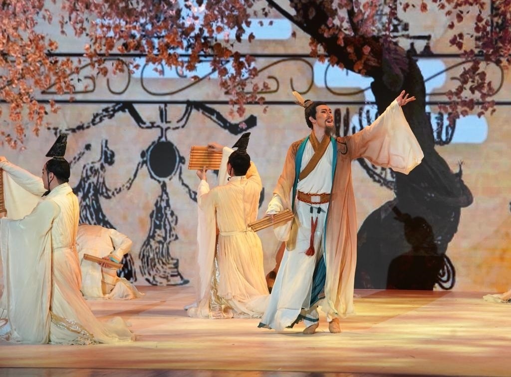 11月6日，演職人員在表演民族舞劇《孔子》片段。新華社記者 張晨霖 攝