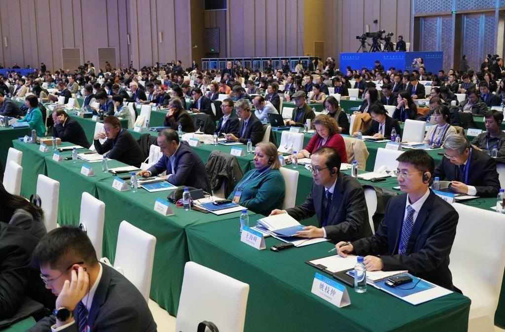 11月7日，中外嘉賓在首屆世界古典學(xué)大會(huì)開幕式現(xiàn)場(chǎng)聽會(huì)。新華社記者 張晨霖 攝