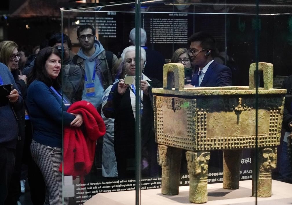 11月6日，中外嘉賓來到中國考古博物館參觀“考古與中華文明溯源展”。該展是本屆世界古典學(xué)大會(huì)推出的配套活動(dòng)之一。新華社記者 張晨霖 攝