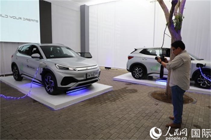 圖為秘魯媒體記者正在拍攝現(xiàn)場展出的比亞迪電動汽車。 人民網(wǎng)記者姜波攝
