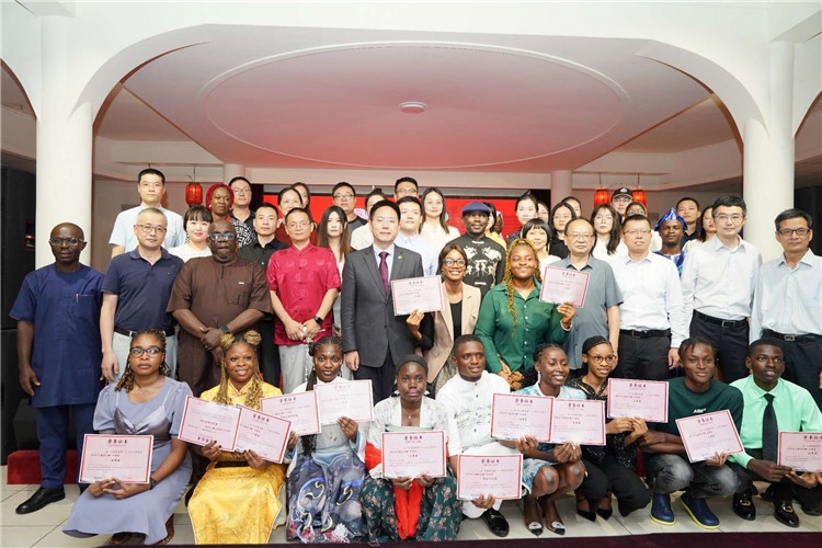 參賽選手與嘉賓合影留念。尼日利亞中國(guó)文化中心供圖
