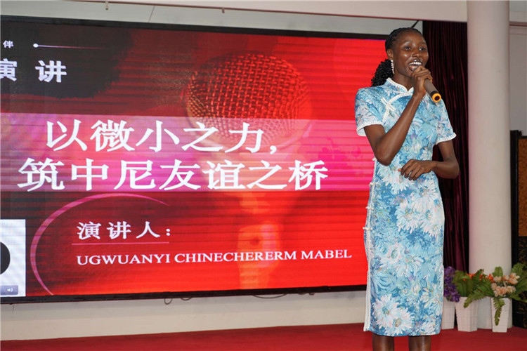 選手張佳寧演講中。尼日利亞中國(guó)文化中心供圖