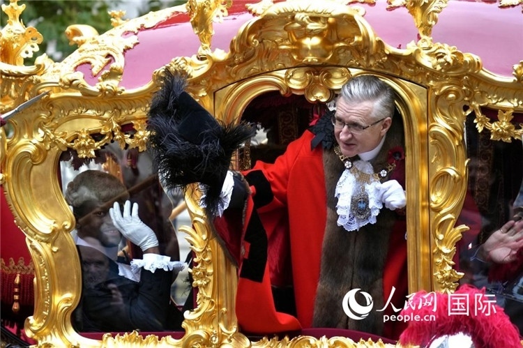 新任金融城市長阿拉斯泰爾·金向人群致意。吳若鳴攝